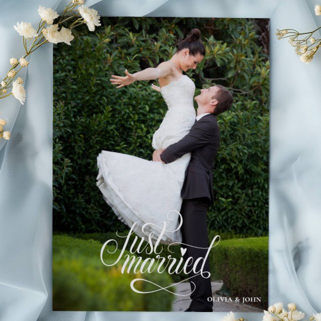 Just Married Elegant Script Photos Wedding Ankündigung (Von Creator hochgeladen)
