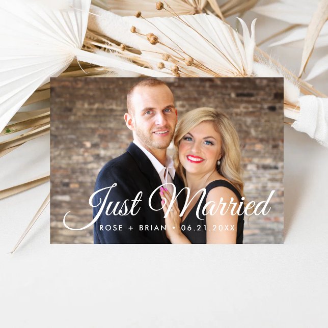 Just Married Elegante Script Wedding Custom Foto Ankündigung (Von Creator hochgeladen)