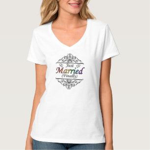 Just Married (Endlich) Lesbische Pride Typografie T-Shirt