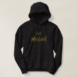 Just Married Gold Foil Typografy Hoodie<br><div class="desc">Nur verheiratet Gold Foil Typografy Hoodie für einen Neuvermählten auf seinen Flitterwochen.</div>