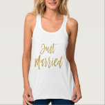 Just Married Gold Foil Typografy Shirt<br><div class="desc">Nur verheiratet Gold Foil Typografy T - Shirt für eine frisch verheiratete auf ihren Flitterwochen.</div>