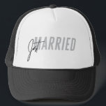 Just Married Hat für ihn | Neugezogener Hut - Grau Truckerkappe<br><div class="desc">// Benötigen Sie Hilfe bei der Anpassung Ihres Designs? Andere Ideen got? Kontaktieren Sie mich unter: zoe@gorjodesigns.com</div>