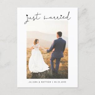 Just Married Heart Modern Script Wedding Ankündigungspostkarte