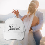 Just Married Heart Truckerkappe<br><div class="desc">Nur verheiratet - lustige Hochzeitshütten und Flitterwochen für Braut und Bräutigam. Melden Sie Ihren Status als Neuvermählte an. Eleganter Script-Schriftart mit einer niedlichen Herzerkrankung. Einfache und süße schwarze Schrift.</div>