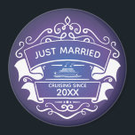 Just Married Honeymoon Cruise Magnet<br><div class="desc">Spaß Magnet für Ihre Zuhause oder beim Segeln auf Ihrem Ziel Flitterwochen Kreuzfahrt Schiff Urlaub. Lila und blauer Farbverlauf mit einem stilvollen Emblem. Just Married Design beinhaltet ein Kreuzfahrtschiff und das Jahr Ihrer Hochzeit. Ideal für eine Kabinentürmarkierung,  um Ihren Kabinenstudio zu finden.</div>