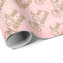 Just Married in Gold Script Schriftart auf Pink -  Geschenkpapier