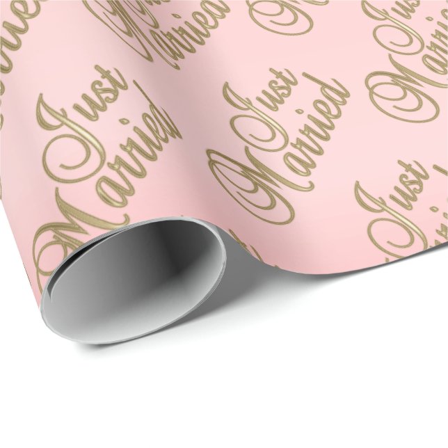 Just Married in Gold Script Schriftart auf Pink -  Geschenkpapier (Rolleneckpunkt)