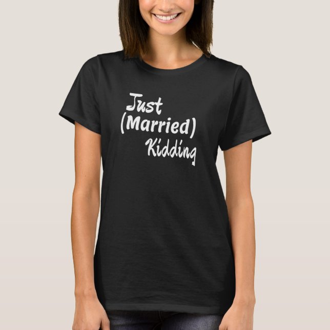 Just Married Just Kidding Single Relationship Mars T-Shirt (Vorderseite)