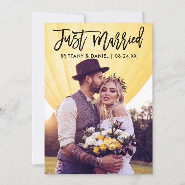 Just Married Modern Brush Script Foto Hochzeit Ankündigung (Vorderseite)