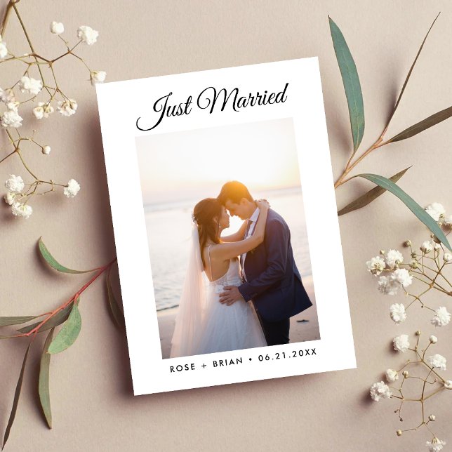 Just Married Modern Script Custom Foto Hochzeit Ankündigung (Von Creator hochgeladen)
