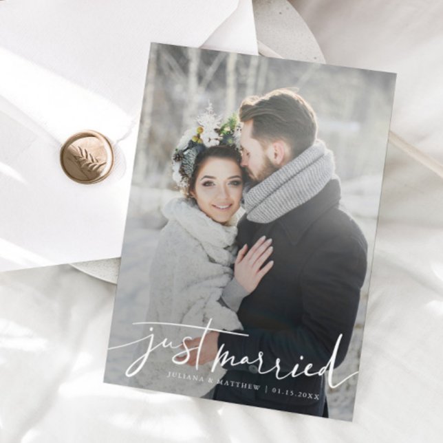 Just Married Modern Script Wedding Foto Ankündigung (Von Creator hochgeladen)
