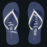 Just Married Navy Blue Wedding Party Flip Flops<br><div class="desc">Nur verheiratet einfache marineblaue Hochzeitsfeier Flip Flops mit schlanken Gurten</div>