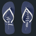 Just Married Navy Blue Wedding Party Flip Flops<br><div class="desc">Nur verheiratet einfache marineblaue Hochzeitsfeier Flip Flops mit schlanken Gurten</div>