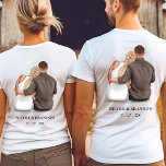 Just Married Newlywed Couple Wedding Honeymoon T-Shirt<br><div class="desc">Niedliches frisch verheiratetes Ehepaar,  Hochzeitsfest,  Shirt mit Charakterpaar. Personalisieren Sie es,  indem Sie Ihren Namen und das Jubiläumsdatum hinzufügen. Verwenden Sie den Editor,  um das Aussehen der Bilder zu personalisieren. Ideal für Paare aller Art: Afroamerikaner,  Kaukasier,  interrassisch.</div>