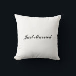"Just Married" Pillow Kissen<br><div class="desc">"Just Married" Kissen ist perfekt für die Neuvermählten. Ihre Namen und ihr Hochzeitstermin können zur zusätzlichen Personalisierung auf der Vorder- oder Rückseite hinzugefügt werden.</div>
