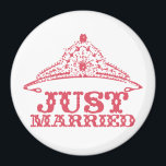 Just Married Princess Bride Tiara Weddings Magnet<br><div class="desc">Geschenke für Hochzeitsfeier - um die Hintergrundfarbe zu ändern, klicken Sie auf anpassen - klicken Sie auf Bearbeiten - wählen Sie das letzte Tool aus und wählen Sie eine beliebige Farbe aus, oder fügen Sie Ihren eigenen RGB-Hex-Code für Ihre Hochzeitsfarbe ein - um die Schriftart-Farbe zu ändern, wählen Sie den...</div>