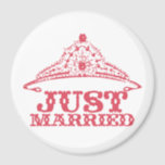 Just Married Princess Bride Tiara Weddings Magnet<br><div class="desc">Geschenke für Hochzeitsfeier - um die Hintergrundfarbe zu ändern, klicken Sie auf anpassen - klicken Sie auf Bearbeiten - wählen Sie das letzte Tool aus und wählen Sie eine beliebige Farbe aus, oder fügen Sie Ihren eigenen RGB-Hex-Code für Ihre Hochzeitsfarbe ein - um die Schriftart-Farbe zu ändern, wählen Sie den...</div>