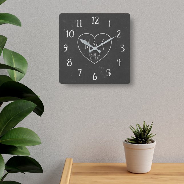 Just Married Rustic Heart Monogram Imitats Chalkbo Quadratische Wanduhr (Also available in a square style)
