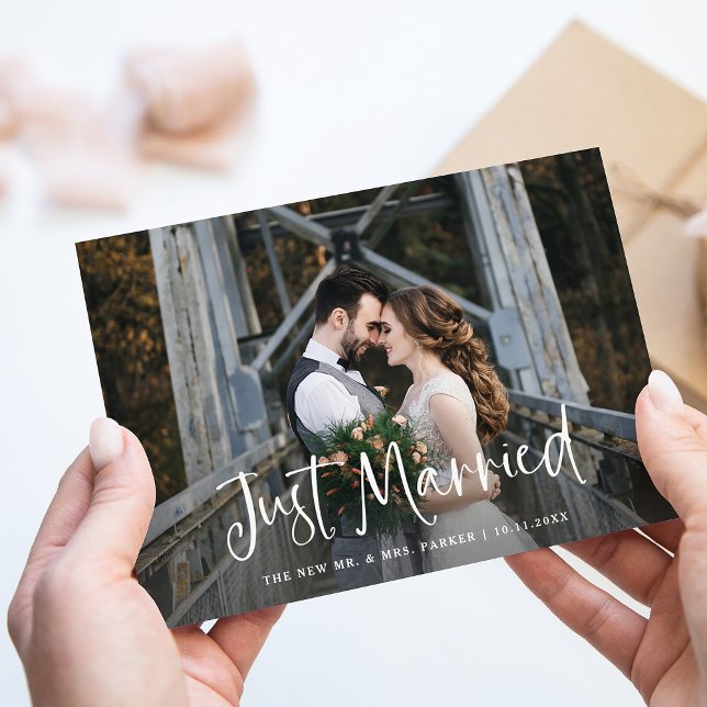 Just Married | Rustikales Skript-Foto Ankündigung (A stylish marriage announcement with your photo and rustic script)