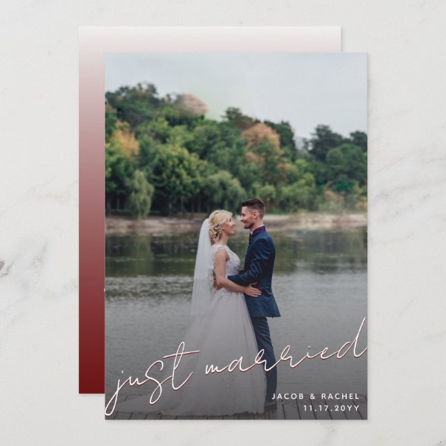 Just Married Script Overlay Dark Red Foto Wedding Ankündigung (Vorne/Hinten)