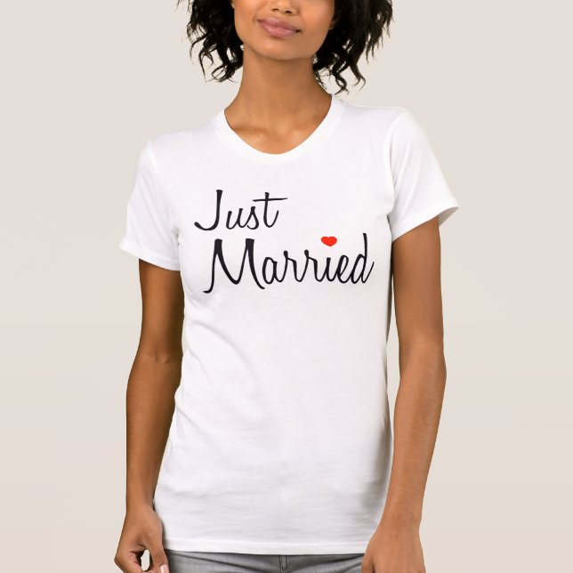 Just Married (Skript mit rotem Herzen) T-Shirt (Vorderseite)