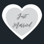 Just Married Sticker<br><div class="desc">Just Married heart Aufkleber wird in einem doppelten Herzdesign gezeigt. Farbe Grau</div>