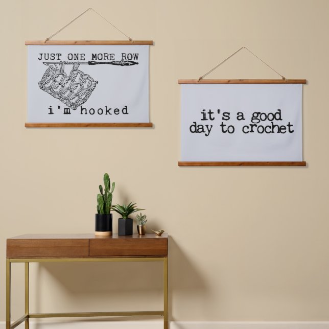 Just One More Row I'm Hooked Crochet Hook and Yarn Wandteppich Mit Holzrahmen (Asymmetrisch)