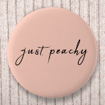Just Peachy | Moderne Minimalistische Niedliche Sc Button<br><div class="desc">Einfaches,  stilvolles "Just peachy",  individuelles Zitat-Kunstdesign in moderner Schrift-Typografie in minimalistischem Design auf pastellfarbenem pfirsichfarbenem Hintergrund.</div>
