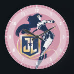 Justizbehörde| Wonder Woman & JL Icon Pop Art Große Wanduhr<br><div class="desc">Karo aus Wonder Woman malte in einem klassischen Noir-Stil mit hohem Kontrast,  ihr Lasso der Wahrheit in der Hand und peitschte um ein Gold-und blauen Gerechtigkeit League JL Schild Logo. Halftone Punkte verteilen sich über diese Grafik und verleihen ihr ein nostalgisches Comic-Buch-Gefühl.</div>