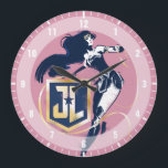 Justizbehörde| Wonder Woman & JL Icon Pop Art Große Wanduhr<br><div class="desc">Karo aus Wonder Woman malte in einem klassischen Noir-Stil mit hohem Kontrast,  ihr Lasso der Wahrheit in der Hand und peitschte um ein Gold-und blauen Gerechtigkeit League JL Schild Logo. Halftone Punkte verteilen sich über diese Grafik und verleihen ihr ein nostalgisches Comic-Buch-Gefühl.</div>