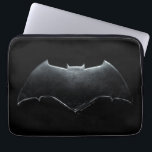 Justizielle Liga | Metallisches Batman-Symbol Laptopschutzhülle<br><div class="desc">Das ist Batmans abgenutztes Symbol für Metallschläger aus dem Film der Gerechtigkeitsliga.</div>