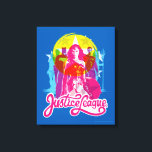 Justizielle Liga | Retro Group & Logo Pop Art Leinwanddruck<br><div class="desc">Karo die Konturen der Gerechtigkeitsliga in einem Retro,  CMYK,  Lithograph inspiriert Design,  mit der Trinity (Wonder Woman,  Batman,  und Superman) vor und im Detail. Das Logo der Gerechtigkeitsliga wird unten in einem lustigen,  locker Retro-Schriftart geschrieben.</div>