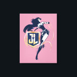 Justizielle Liga | Wonder Woman & JL Icon Pop Art Leinwanddruck<br><div class="desc">Karo aus Wonder Woman gemalt in einem klassischen,  kontraststarken Noir Stil,  ihr Lasso der Wahrheit in der Hand und peitschen um ein goldfarbenes und blaues Justiz League JL Schild Logo. Halftone Punkte streuen sich über diese Grafik und geben ihr ein nostalgisches Comic-Gefühl.</div>