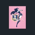 Justizielle Liga | Wonder Woman & JL Icon Pop Art Leinwanddruck<br><div class="desc">Karo aus Wonder Woman gemalt in einem klassischen,  kontraststarken Noir Stil,  ihr Lasso der Wahrheit in der Hand und peitschen um ein goldfarbenes und blaues Justiz League JL Schild Logo. Halftone Punkte streuen sich über diese Grafik und geben ihr ein nostalgisches Comic-Gefühl.</div>