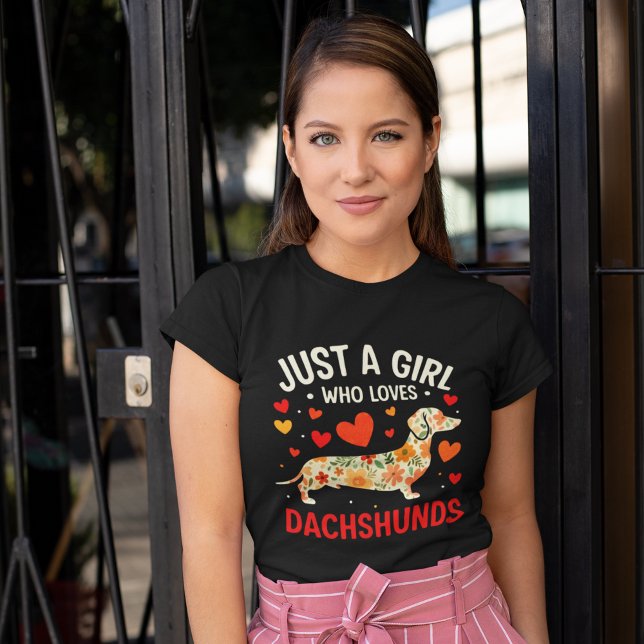 Juts a Girl who loves Dachshunds, Dog Lover T-Shirt (Von Creator hochgeladen)