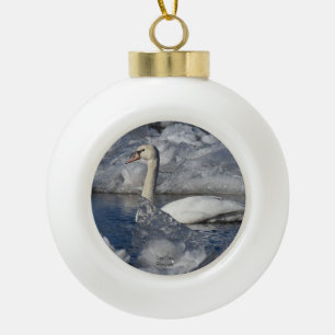Juvenile Swan im Fluss Icey Keramik Kugel-Ornament