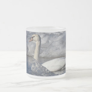 Juvenile Swan im Fluss Icey Mattglastasse