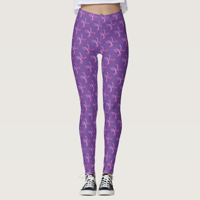 K MIT MONOGRAMM LILA GEMUSTERTE LEGGINGS (Vorderseite)