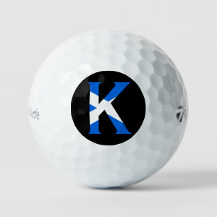 K Monogram überlagert sich auf schottischer Flagge Golfball