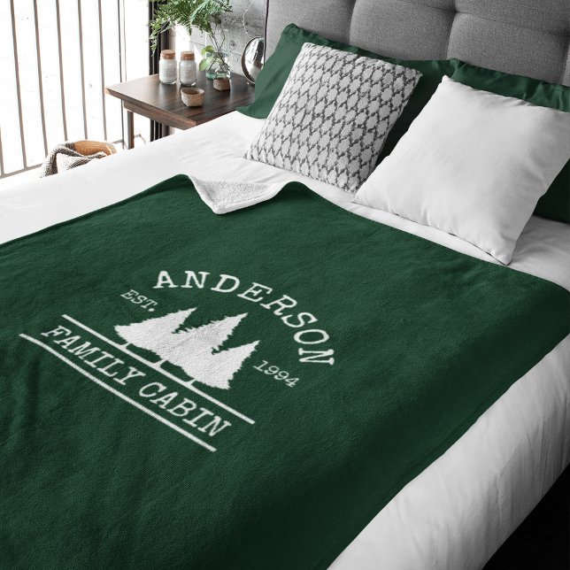 Kabine Familienname Forest Green Fleecedecke (Customize to change text size or text style. Choose from different sizes of blankets.)