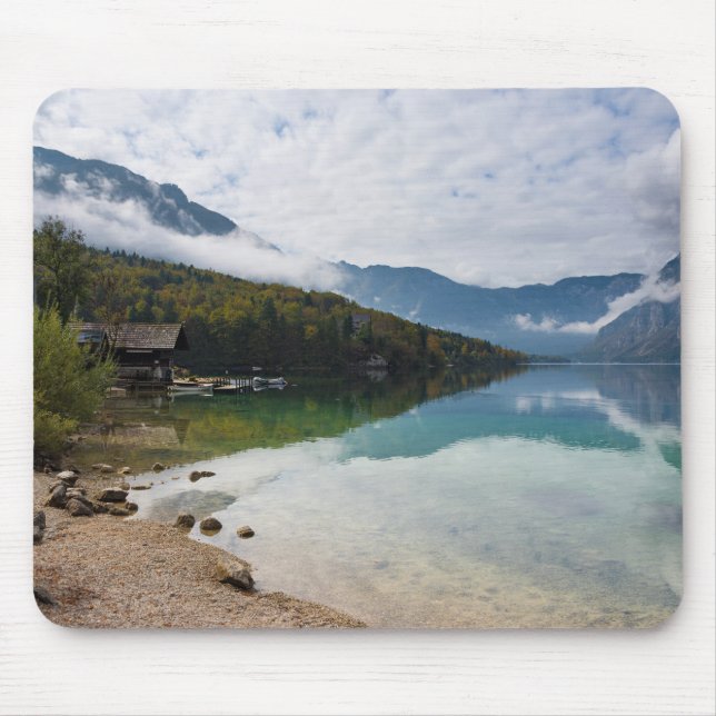 Kabine neben Bohinj See in Slowenien Mousepad (Vorne)