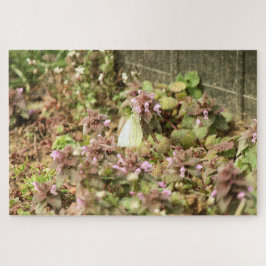 Kabinenmotte auf violetten Blumen Puzzle