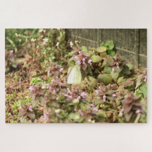 Kabinenmotte auf violetten Blumen Puzzle