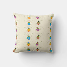 Käfer auf braunem Boden Kissen