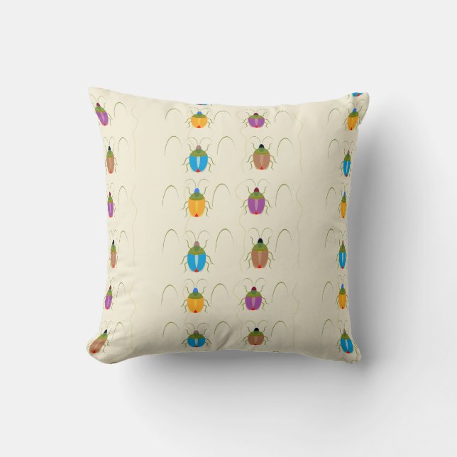 Käfer auf braunem Boden Kissen (Vorderseite)