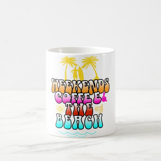 Kaffee am Wochenende und der Strand Kaffeetasse (Mittel)