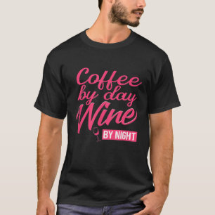 Kaffee bei Tag Wein bei Nacht Alkohol trinken T-Shirt
