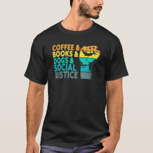 Kaffee Bücher Hunde und soziale Gerechtigkeit Mens T-Shirt