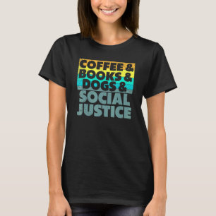 Kaffee Bücher Hunde und soziale Gerechtigkeit Mens T-Shirt