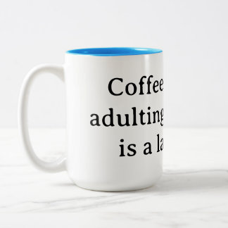 Kaffee, denn erwachsen zu sein, ohne ihn ist eine zweifarbige tasse
